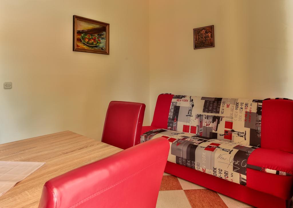 Dora Apartment *