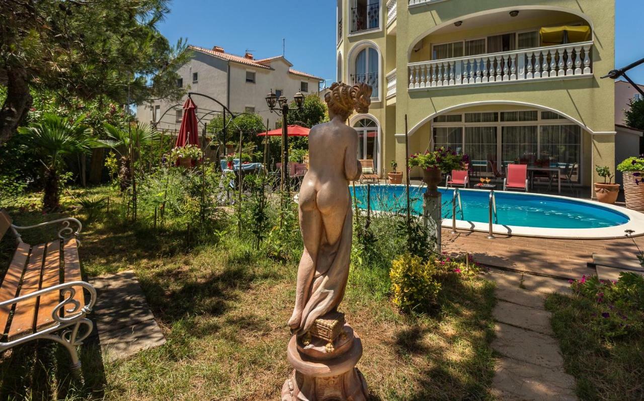 Apartment Dora *